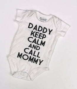UNISEX Size 6 Months - Spencers Baby Graphic Onesie - Like new condition 

Adorable and cute diaper onesie "Daddy keep calm and call mommy" 

