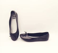 Load image into Gallery viewer, GIRL SIZE 4 YOUTH - ZOE & ZAK  BLACK BALLET FLATS EUC - Faith and Love Thrift