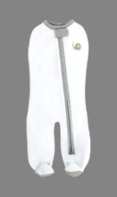 Load image into Gallery viewer, UNISEX SIZE 3/6 MONTHS - Peanut Leggies Swaddle EUC
Comfort & Harmony Peanut Leggies Swaddle is perfect for little kickers, or babies who can't get enough of their bouncer or sleeper. It's a swaddle on top with separate legs on the bottom, so baby can feel snug but lay safely in their bouncer/sleeper or kick their little legs until their heart's content. The Top Down Bottom Up Zipper makes diaper changes easy.