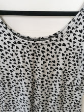 Load image into Gallery viewer, WOMENS SIZE SMALL - BUTTERCREAM, Heart Print Scoop Neck Top EUC B58