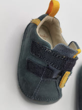 Load image into Gallery viewer, BABY BOY SIZE 2.5 (3/6 MONTHS) - CLARK&#39;S, Infant Walking Shoes EUC B59