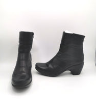 Load image into Gallery viewer, WOMENS SIZE 7 - NAOT Black Leather Boots EUC B61