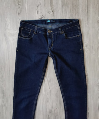 GIRL SIZE 16 - LEVI'S Low-Rise Skinny Jeans, Dark Wash EUC

68% COTTON 19% POLYESTER

Lower rise fit with some stretch 

