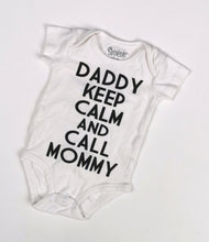Load image into Gallery viewer, UNISEX Size 6 Months - Spencers Baby Graphic Onesie - Like new condition 

Adorable and cute diaper onesie &quot;Daddy keep calm and call mommy&quot; 

