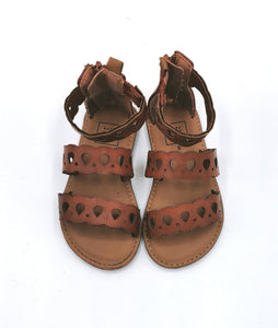 BABY GIRL SIZE 6 TODDLER - GAP, Gladiator Sandals EUC

Soft material, runs narrow in my opinion. 

Beautiful brown colour with cut-out patterns.  Zipper on the heel. Bohemian natural style.  

