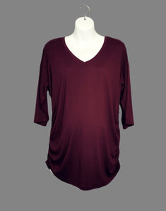 WOMENS PLUS SIZE 1X - MOTHERHOOD MATERNITY TOP NWT

Soft and comfortable, V-Neck, 3/4 Length sleeves.  Side rouching.

Colour is purple / maroon blend.  

