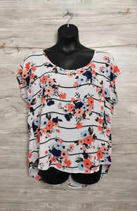WOMENS PLUS SIZE 14 (0) TORRID, Floral Dress Top EUC

Short Sleeve, looser fit 

Navy Blue, Orange, Peach and White 

Peek a boo buttons on the back make this feel Sexy and Classy. Wear under a a black blazer jacket to show off the vibrant colours.  

