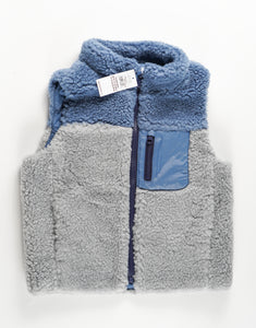 BOY SIZE 2 YEARS - GAP SHERPA KNIT, ZIPPERED VEST NWT 

Soft sherpa knit. 100% recycled nylon at lining. This vest is made with 20% recycled polyester.

Grey and blue 

Sold out 

