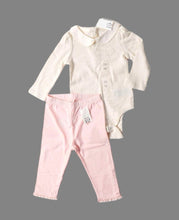 Load image into Gallery viewer, BABY GIRL SIZE 6/12 MONTHS - GAP 2-PIECE MIX N MATCH OUTFIT - NEW WITH TAGS

Soft Baby Pink Leggings and Long-sleeved Rib Knit Cream colour Onesie with Scalloped Neck Line.  Such an adorable and sweet little vintage feel outfit! 

Perfect for spring and fall weather. 

