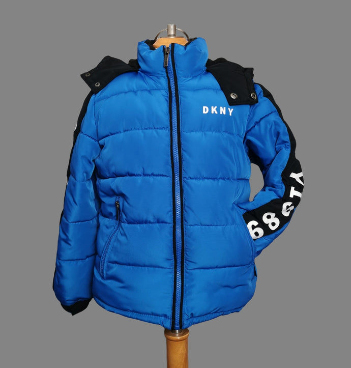 BOY SIZE 7 YEARS - DKNY Blue Hooded Puffer Jacket EUC

Soft, fleece lined, removable hood, warm.

Very gentle signs of wash wear on fleece.

This is a generously sized coat. Can definitely wear it for much longer. 

