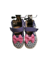 Load image into Gallery viewer, Baby Girl Size 0-6 Months - Robeez Slip-on, Mary Jane Summer Shoes

Adorable pink bows, velcro straps, elasticized ankles, leather.  

Gently used condition

 


