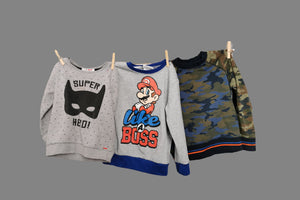 BOY SIZES (4-6 YEARS) 3 PACK SWEATERS VGUC 

Nintendo Mario sweater VGUC 

JOE FRESH Camo sweater EUC

CASTRO Batman Sweater (play condition) 

Perfect for spring and fall weather. 

 

