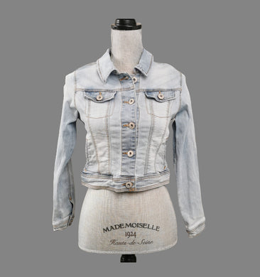 GIRL SIZE LARGE (10/12 YEARS) - Cat & Jack - Cropped, Fitted, Light Blue Denim Jacket VGUC

Small stain, see pic for reference. 

Displayed on size medium women's mannequin. 

